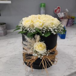 Siyah Kutuda Beyaz Güller